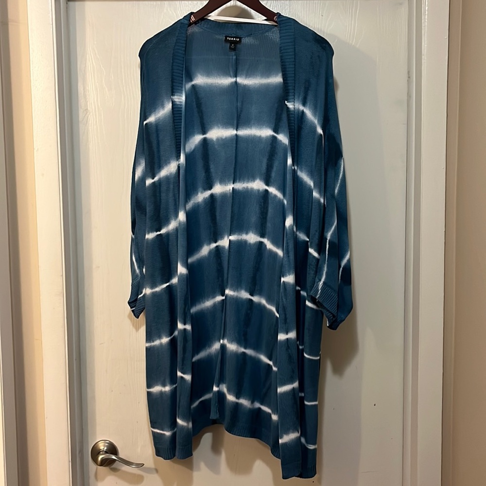 Blue and white stripped 3/4 sleeve cardiagn